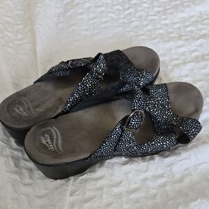 Dansko Black Sandals with Crossed Straps and Contoured Footbed Size 40